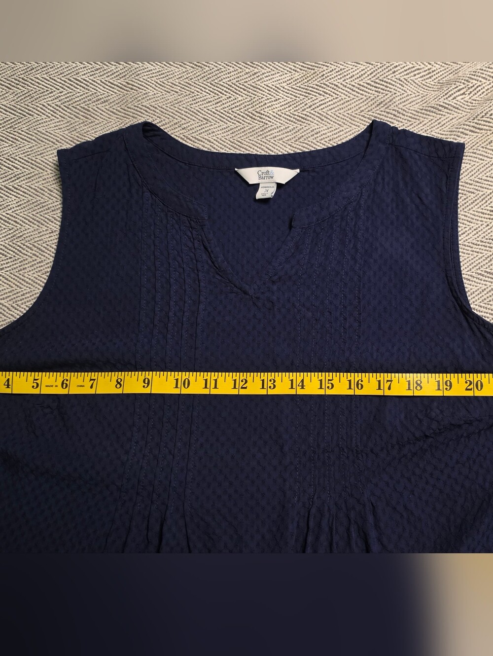 Croft & Barrow Navy Sleeveless Pintuck V-Notch Blouse, 2X - Picture 5 of 6